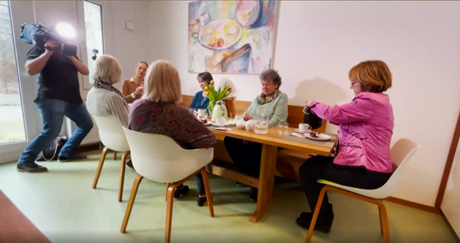 Kaffeetafel mit den Wohnfrauen der Interviewerin und dem Kameramann in Aktion